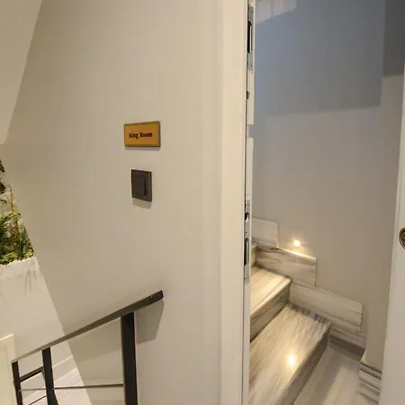 La Casa Pera Suites Aparthotel 3*