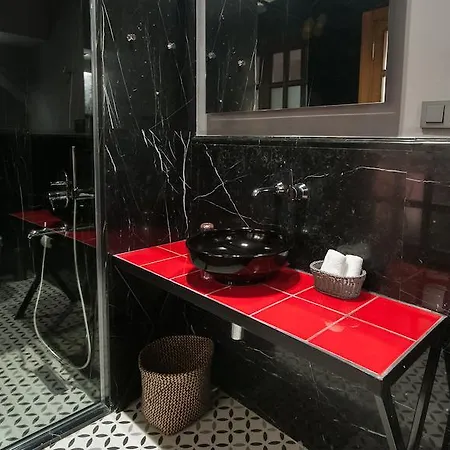 La Casa Pera Suites 3*