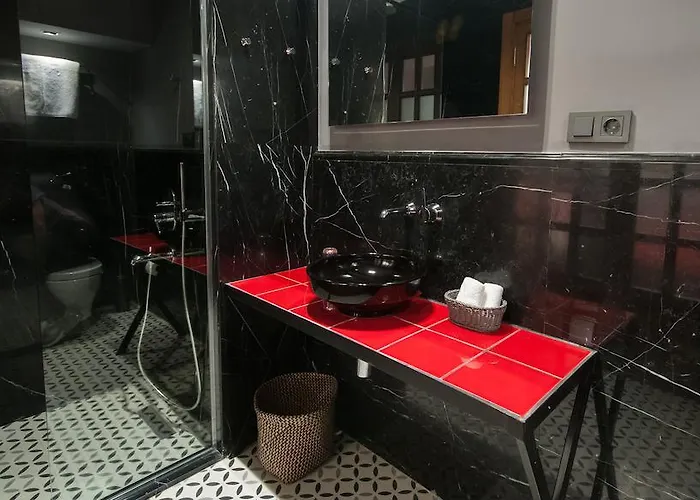 La Casa Pera Suites 3*